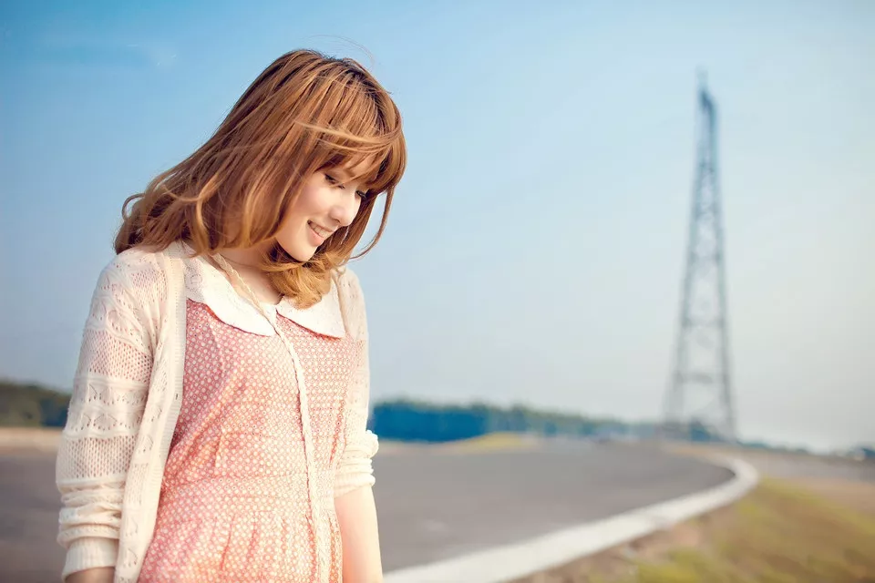 秋游女孩走进草原