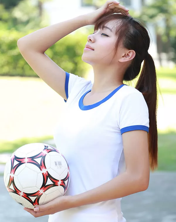 喜欢足球的少女
