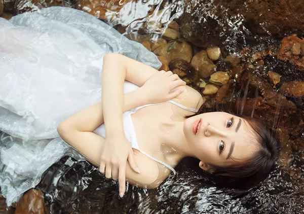 溪水中的少女